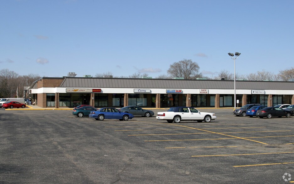 More Photos Of 3077-3099 30th St SW, Grandville Storefront For Lease