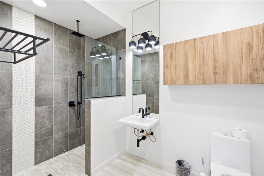 More Photos Of 3444 E Anaheim St, Long Beach Office For Sale