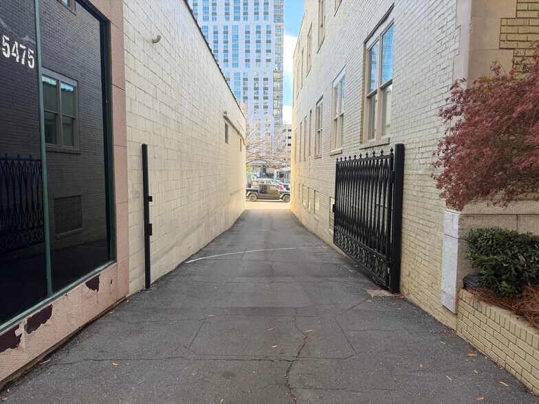 More Photos Of 516 N Tryon St, Charlotte Office For Sale