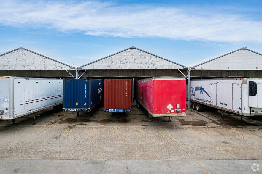 More Photos Of 301 E Risinger Rd, Fort Worth Distribution For Lease