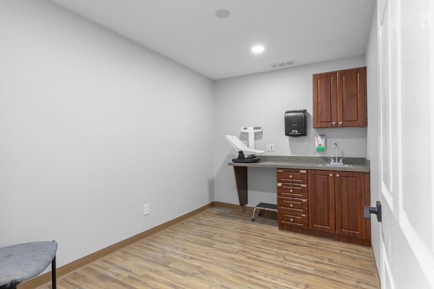 More Photos Of 17600 W Warren Ave, Detroit Office For Lease