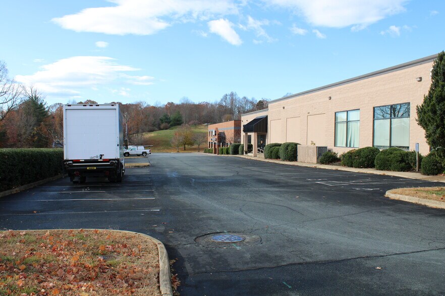More Photos Of 607 Woodbrook Dr, Charlottesville Freestanding For Lease