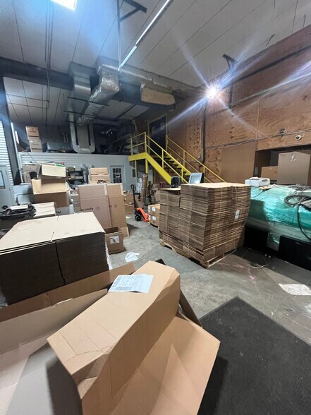 More Photos Of 600 Cayuga Rd, Cheektowaga Light Distribution For Lease