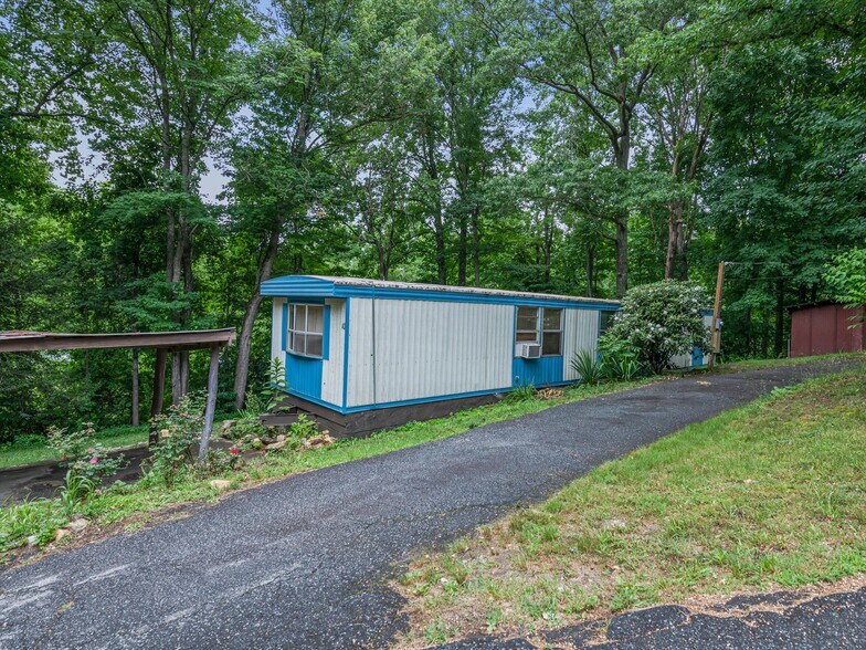 More Photos Of 40 Hemlock Hill Dr, Arden Manufactured Housing Mobile Home Park For Sale