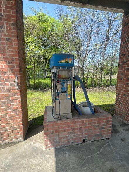 More Photos Of 931 E Dallas Ave, Cooper Self Storage For Sale