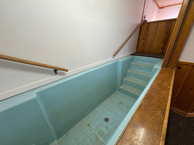 More Photos Of 402 S 7th St E, Riverton Flex For Sale