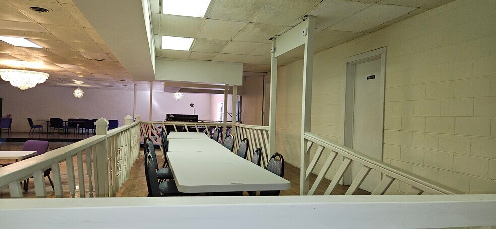 More Photos Of 302 W Colonial Trail Hwy, Blackstone Freestanding For Lease