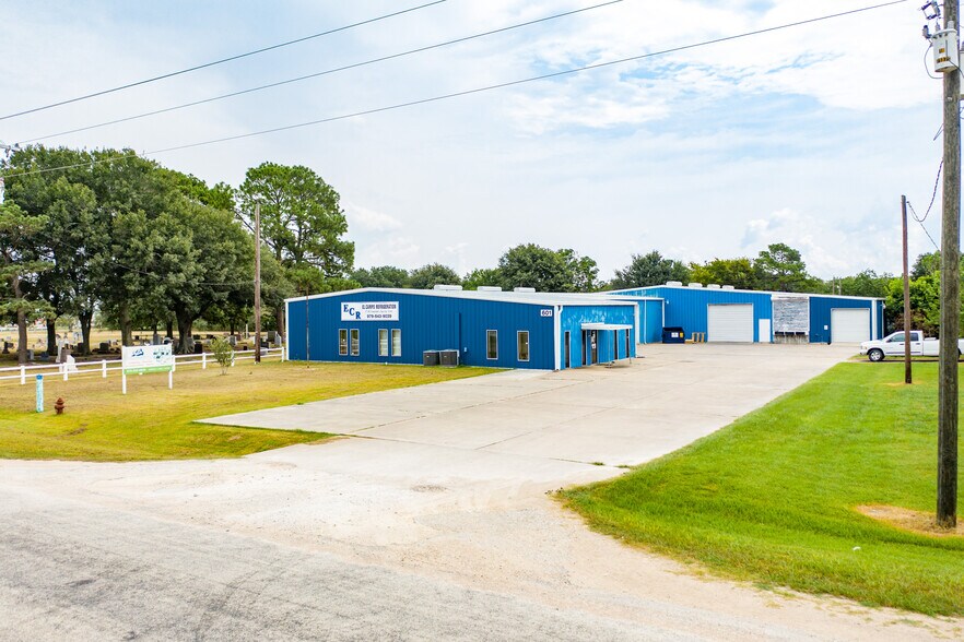 More Photos Of 601 S Meadow Ln, El Campo Warehouse For Lease