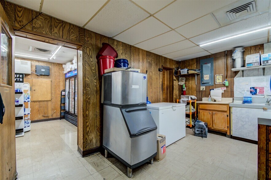 More Photos Of 1705 SW Frank Phillips Blvd, Bartlesville Service Station For Sale