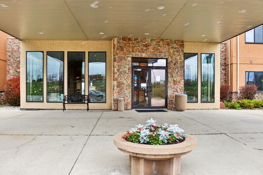 More Photos Of 4222 S 22nd Ave E, Newton Hotel For Sale