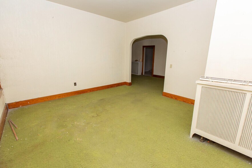 More Photos Of 219 Norris Ave, McCook Storefront For Sale