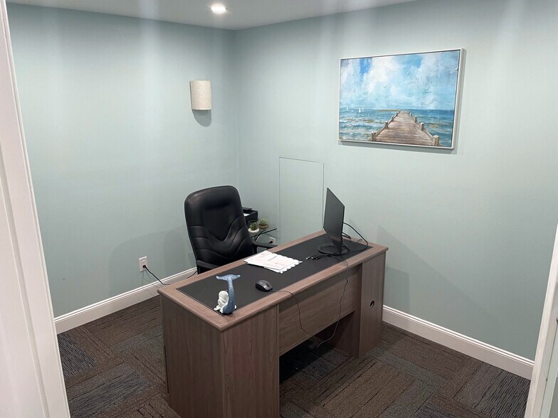 Primary Photo Of 3472 NE Savannah Rd, Jensen Beach Office Residential For Lease