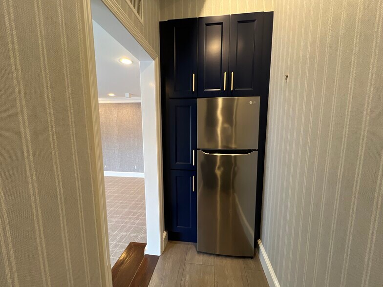 More Photos Of 21 South Ave, New Canaan Storefront Retail Office For Lease