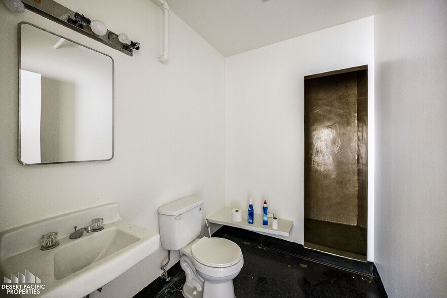 More Photos Of 45585 Commerce St, Indio Warehouse For Sale