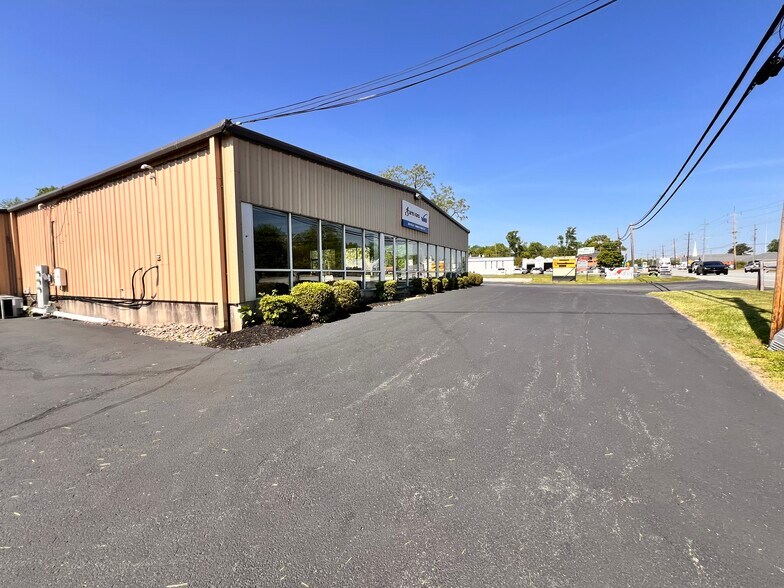 More Photos Of 885 Ohio Pike, Cincinnati Showroom For Lease