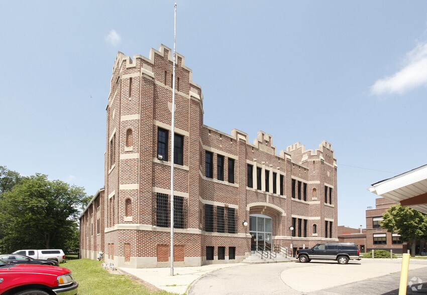 More Photos Of 215 N Water St, Owosso Office For Lease