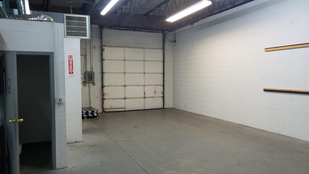 More Photos Of 2800-2826 Banwick Rd, Columbus Light Distribution For Lease