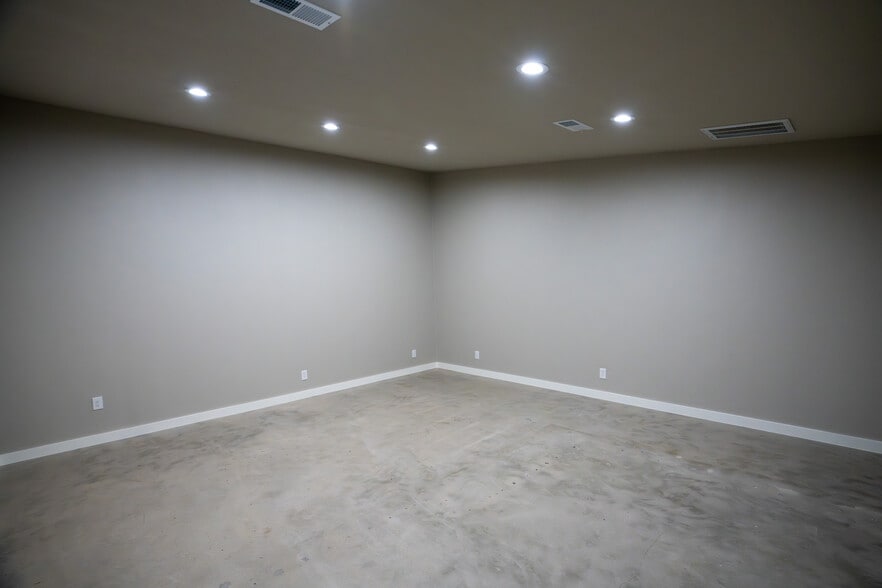 More Photos Of 158 Meyers Dr, Sherman Office For Lease