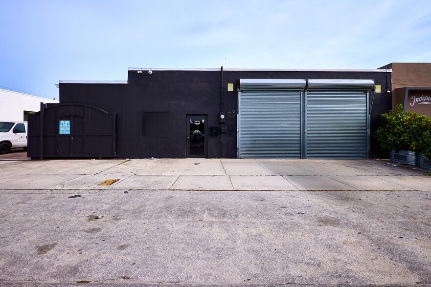 More Photos Of 230 NW 71st St, Miami Warehouse For Lease