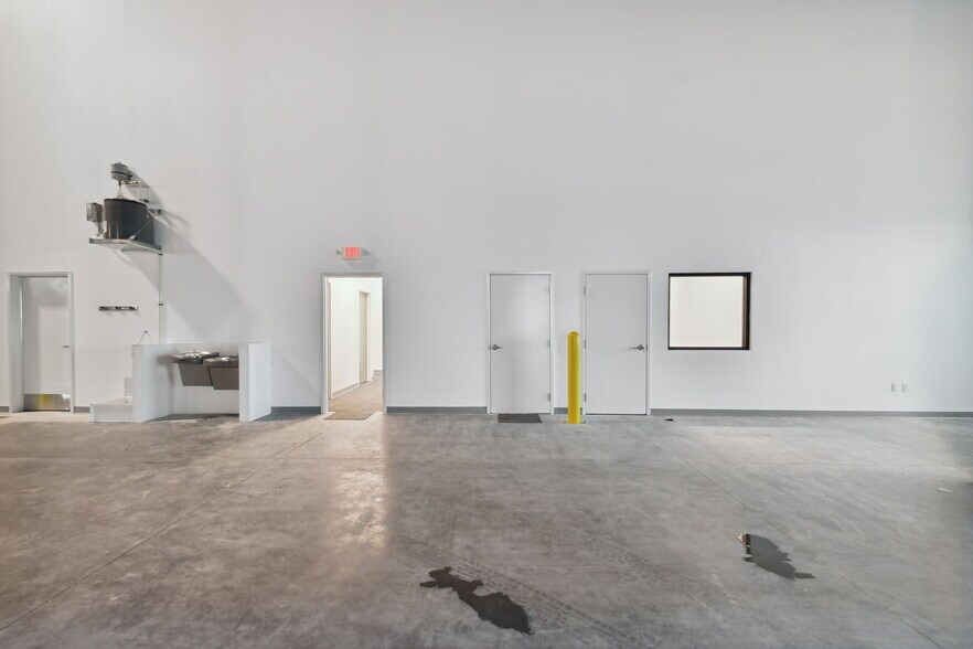 More Photos Of 4505 24th St E, Bradenton Distribution For Lease