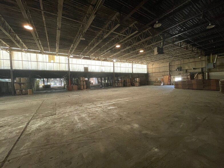 More Photos Of 3901 Camden Ave, Parkersburg Warehouse For Lease