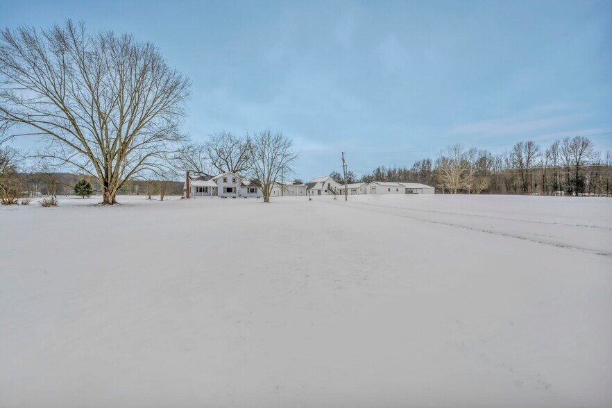 More Photos Of 4085 Herner County Line Rd, Southington Showroom For Sale