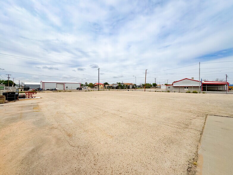 More Photos Of 200 N Pine St, Kermit Industrial For Sale