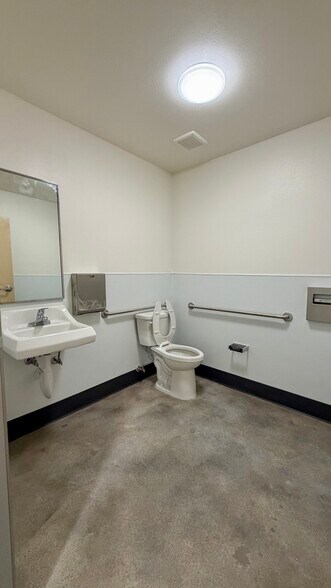 More Photos Of 18320-18330 Oxnard St, Tarzana Unknown For Lease