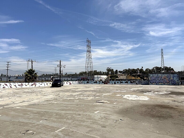 More Photos Of 2463 E 8th St, Los Angeles Manufacturing For Lease