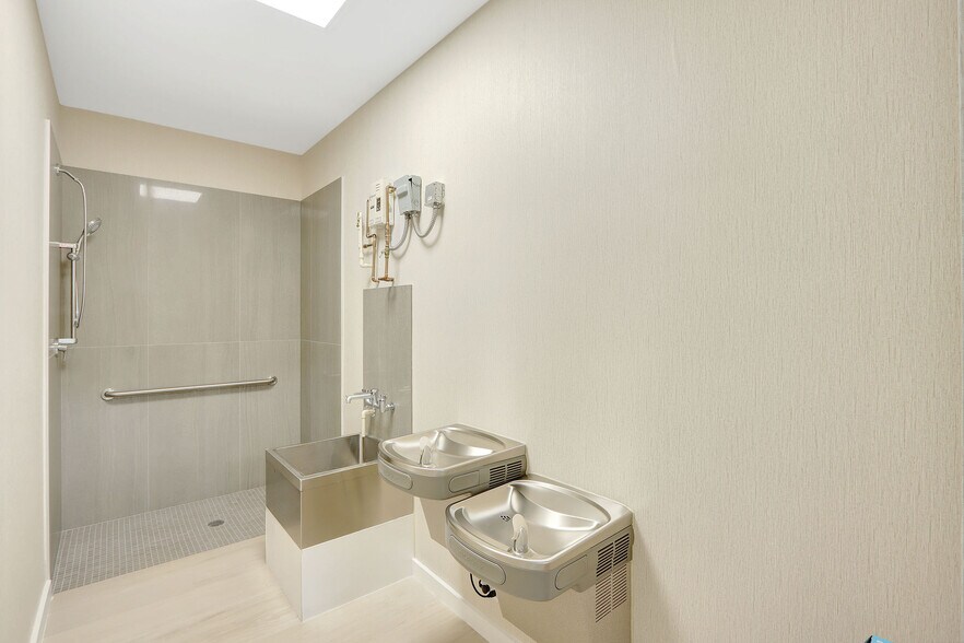 More Photos Of 235 NE 67th St, Miami Warehouse For Sale