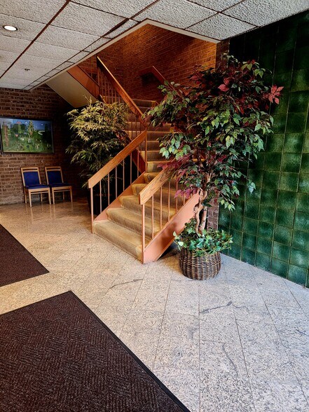 More Photos Of 450 Maple Ave E, Vienna Unknown For Lease