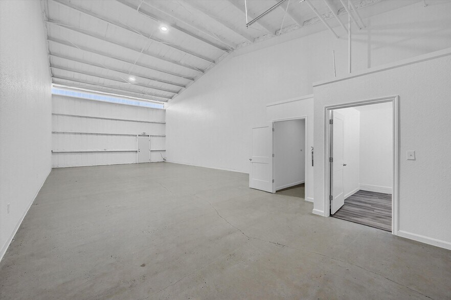 More Photos Of 2410 N Frisco Rd, Sherman Flex For Sale
