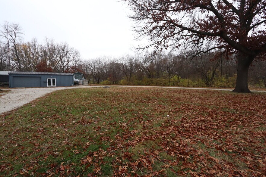 More Photos Of 536 1/2 Oak St. St, Morris Flex For Lease