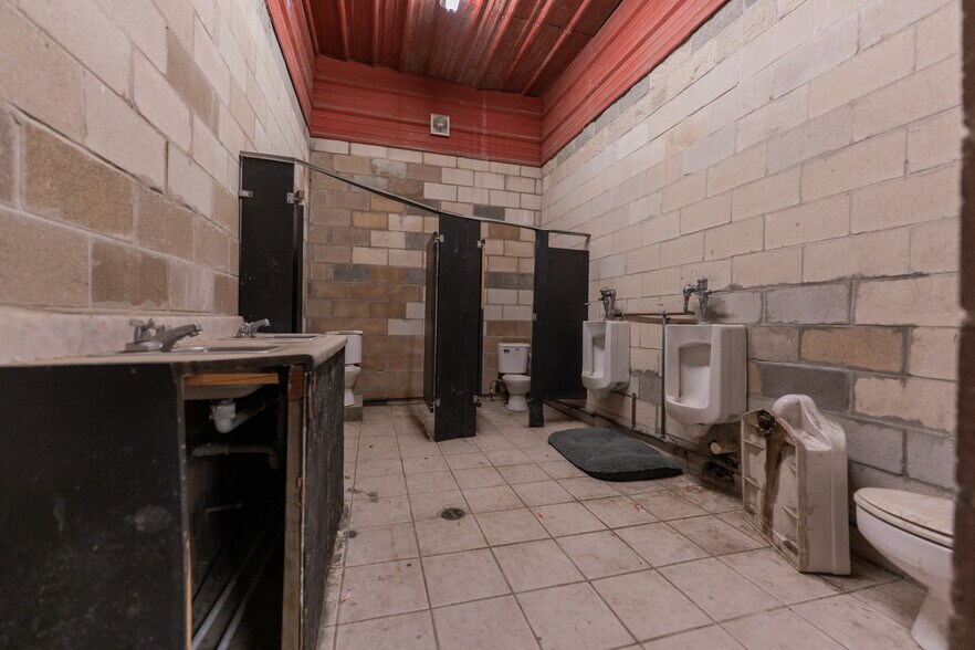 More Photos Of 800 Cincinnati Ave, San Antonio Freestanding For Sale