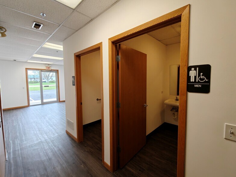 More Photos Of 633 Enterprise Ave, Dekalb Warehouse For Lease