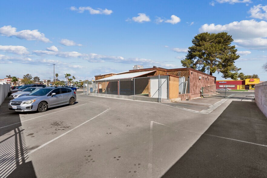4675 E Flamingo Rd, Las Vegas, NV 89121 Veterinarian Kennel For Sale
