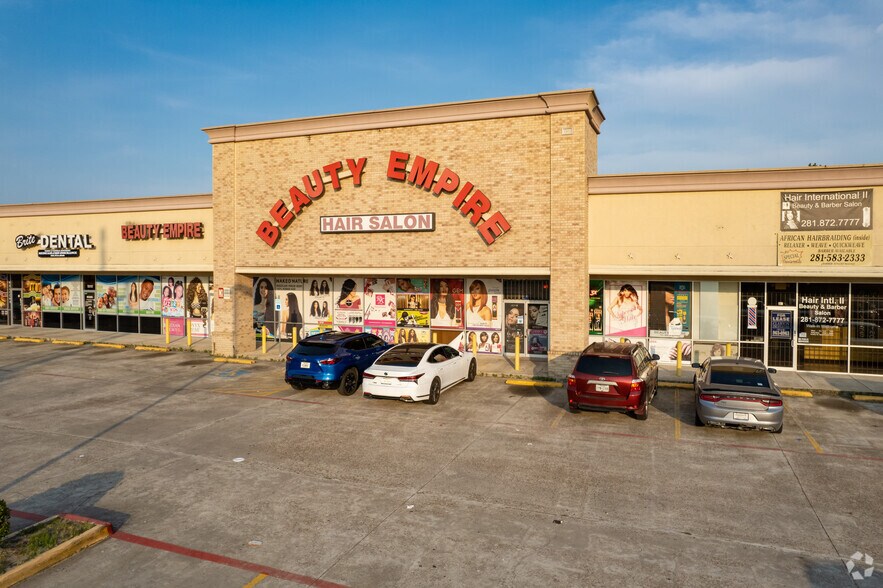 More Photos Of 15002 Ella Blvd, Houston Unknown For Lease