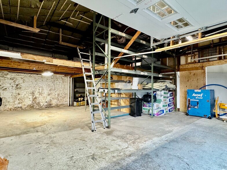 More Photos Of 264 Vauxhall St, New London Warehouse For Sale