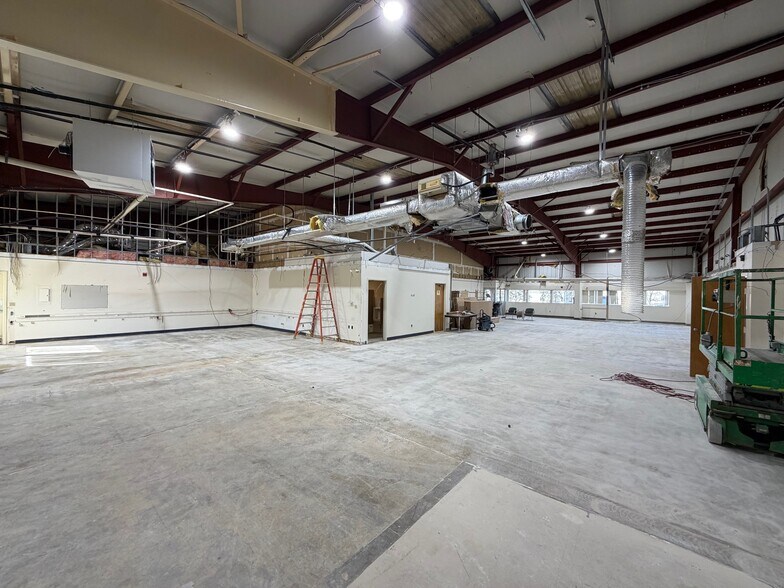 More Photos Of 20 E Commons Blvd, New Castle Warehouse For Lease