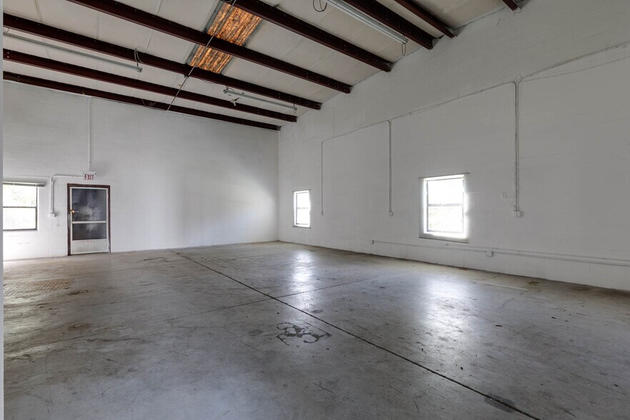 More Photos Of 12505 66th St N, Largo Warehouse For Lease