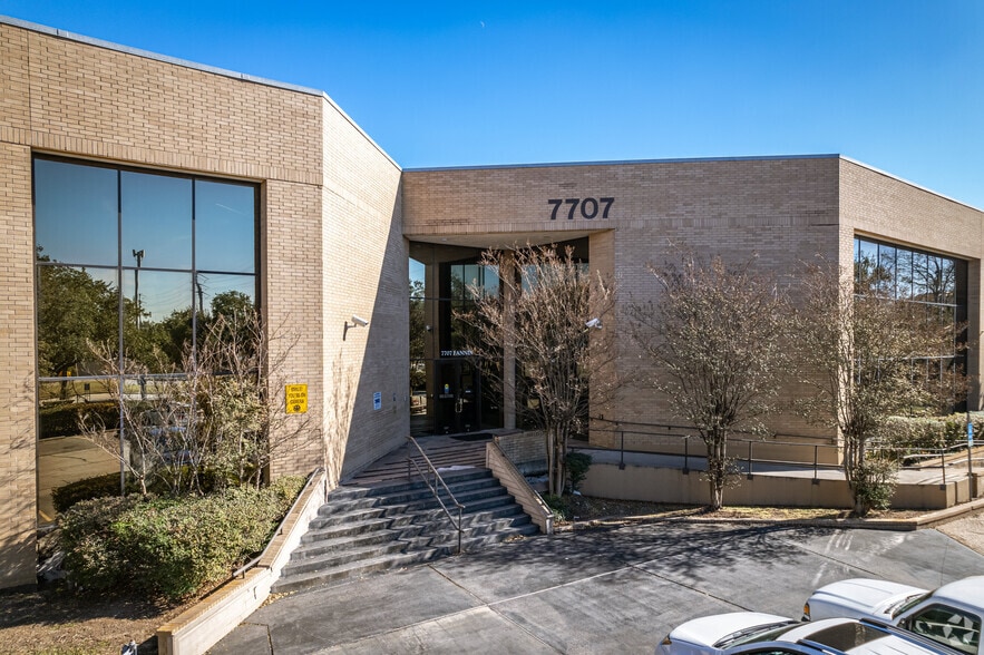 More Photos Of 7707 Fannin St, Houston Medical For Lease