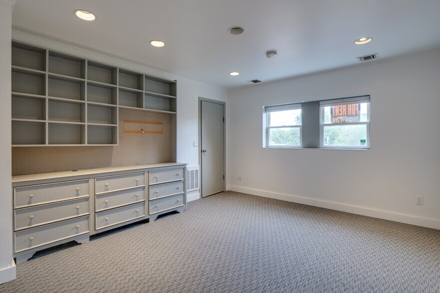 More Photos Of 30 Mariners Dr, Southampton Warehouse For Sale