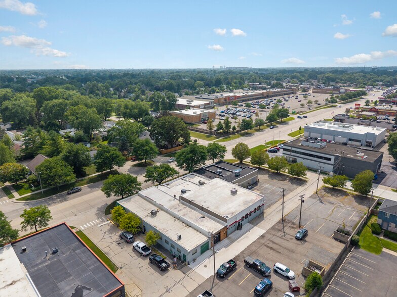More Photos Of 1006 W 14 Mile Rd, Clawson Storefront For Lease