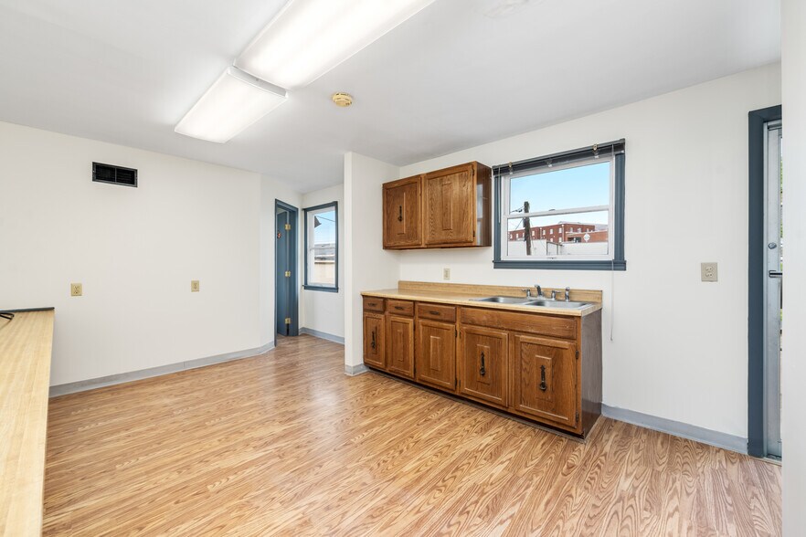 More Photos Of 10 Youell St, Florence Office For Sale