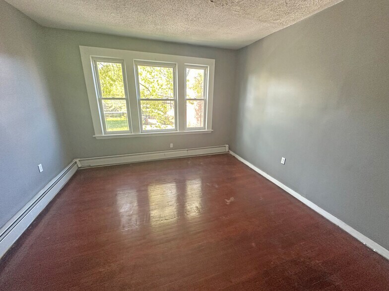 More Photos Of 256-258 Mather St, Hartford Apartments For Sale