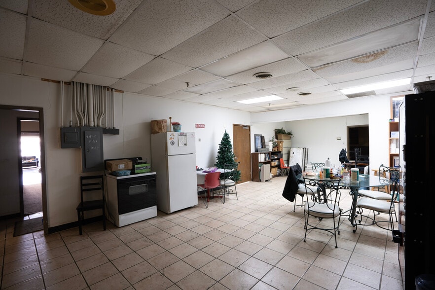 More Photos Of 1365 Regal Row, Dallas Distribution For Sale