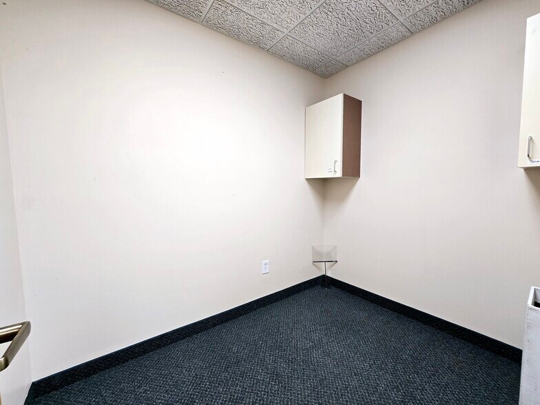 More Photos Of 5833 Pecan St, North Branch Office For Sale