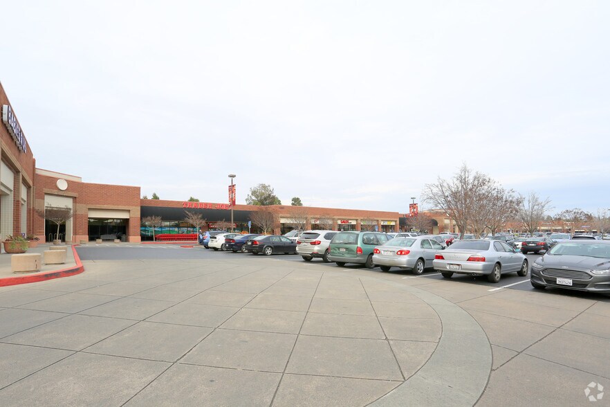 More Photos Of 1305-1350 Gateway Blvd, Fairfield Storefront For Lease