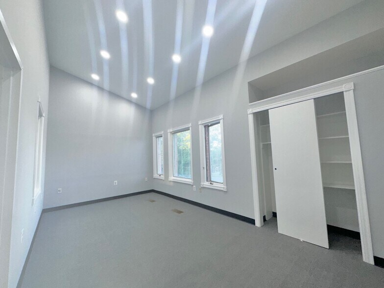 More Photos Of 9300-9306 Old Keene Mill Rd, Burke Loft Creative Space For Lease