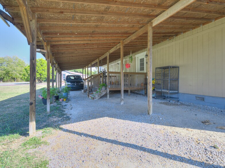 More Photos Of 940 N Ross Ave, Dewey Multifamily For Sale